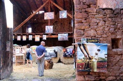 Una era de Vilamur, al Pallars Sobirà, amb quadres penjats en el marc del Festival d'Arts SIARTB (Foto: ACN)
