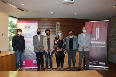 La vicepresidenta de l’IEI, Estefania Rufach, i la presidenta del Consell Comarcal de l’Alta Ribagorça i alcaldessa de Vilaller, Maria José Erta, i altres autoritats, presentant el nou festival 'Errant' (Foto: ACN)