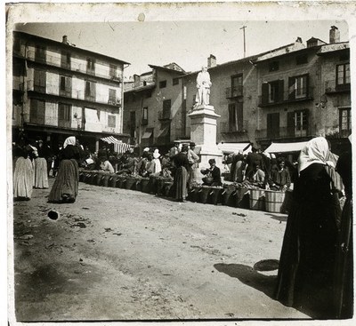 La plaça Cabrinetty a l'inici del segle XX (Fons Buxareu/Arxiu Comarcal de Cerdanya)