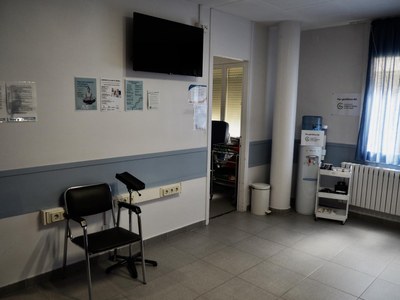Sala de l'Hospital de la Seu d'Urgell equipada amb un televisor i diversos serveis aportats per l'AECC 