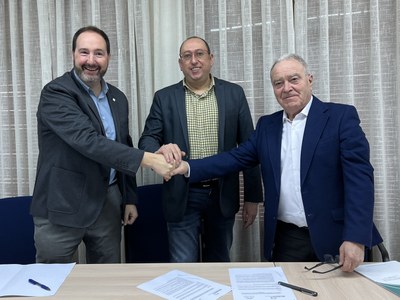 El president de l'Associació de Micropobles de Catalunya i alcalde de Riner, Joan Solà, l'alcalde de Talarn, Àlex Garcia, i el president d’esMontañas, Miguel Gracia, després de la signatura del conveni (Foto: ACN/Marta Lluvich)