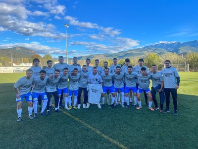 La plantilla i el cos tècnic de La Seu FC mostra el seu suport a Patxi Oms (@fclaseu)