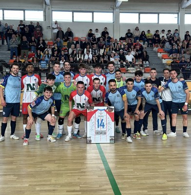 Homenatge de l'Atlètic Club La Seu i el Nutricolor Linyola a Jonathan Padrones, que s'ha retirat com a jugador tot coincidint amb l'ascens de l'equip urgellenc a Tercera Nacional (Foto: RàdioSeu)