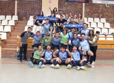 L'Atlètic Club La Seu celebra, a Torres de Segre, l'ascens a Primera Catalana masculina de futbol sala (Foto: Pere Pintat)