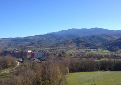 El municipi de la Seu amb la serra del Cadí al fons, actualment sense neu