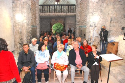 Els membres de l'AEU de Gent Gran de Castellbisbal, a l'interior de Sant Serni de Cabó (Foto: Montse Riu)