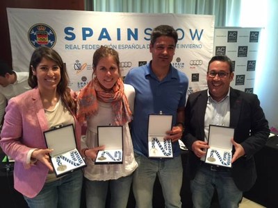 Laura Orgué i Jordi Font, al centre, amb la Medalla al Mèrit Esportiu (RFEDI)
