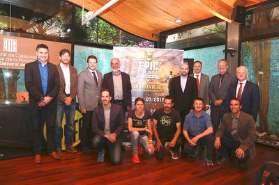 Laura Orgué i Pau Bartoló, al centre, en la presentació de la Buff Epic Trail