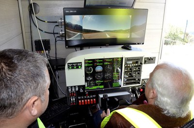 Pilots conduint l'avió teledirigit des d'una sala instal·lada en una furgoneta a l'Aeroport Andorra-La Seu d'Urgell