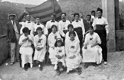 Enric Vigo (al centre), amb un grup de dansaires al començament del segle XX (Foto: Arxiu Violant i Simorra)
