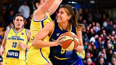 Montse Brotons, en un partit del Cadí La Seu amb el Castors Braine a l'EuroCup, la temporada passada (FIBA / arxiu)