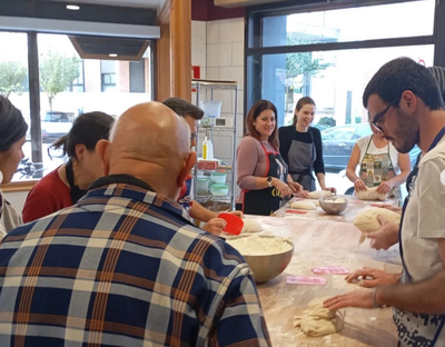 Activitat de la Setmana Cultural de l'EOI de la Seu d'Urgell al forn Crosta i Molla (@eoilaseu)