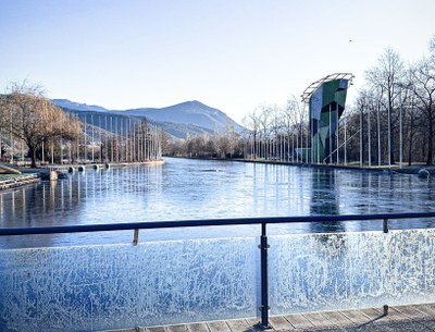 El canal del Parc Olímpic del Segre amb una fina capa de gel, aquest dimarts al matí (@parcolimpic_s)