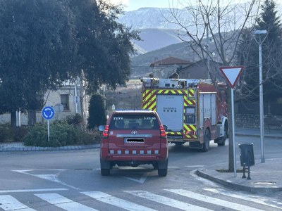 Vehicles de Bombers circulant per la Seu d'Urgell, aquest dilluns, en el marc de l'episodi de vent (Foto: RàdioSeu)