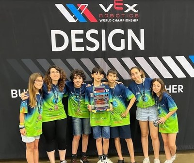 L'equip Ducks Robòtica, al lliurament de premis de la categoria Design a la final mundial de la VEX Robotics Competition, a Dallas (@ducksrobotica)