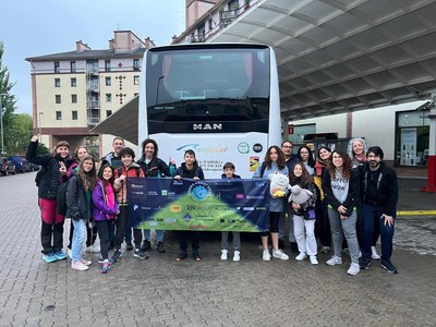 L'equip Ducks Robòtica a l'estació d'autobusos de la Seu, amb la pancarta del projecte, abans de marxar cap als Estats Units (@ducksrobotica)