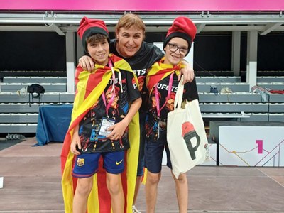 L'Aleix i el Joan, acompanyats de la seva entrenadora, Mireia Alba, després del segon lloc a la final estatal de la WRO a Andorra (Foto: Mireia Alba)