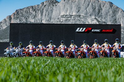 Els pilots de WP Eric Augé per aquesta temporada 2026, davant la seu de l'equip a Oliana