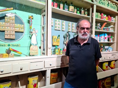 Sisco Farràs, comissari de l'exposició a les Botigues Museu de Salàs de la marca Cruz Verde (Foto: ACN)
