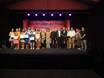 Foto de grup dels guardonats als Premis Homilies 2026, a la Fira del Llibre del Pirineu (Foto: Ajuntament d'Organyà)
