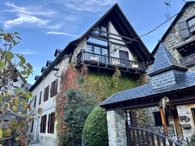 Façana de Casa Matevet de Garós, el membre més antic de la Federació de Cases Rurals (Foto: ACN)