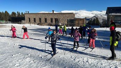 Un grup d'escolars practicant esquí de fons a l'estació de Tuixent-la Vansa