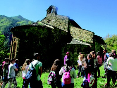 Imatge d'una sortida guiada al monestir de Sant Pere del Burgal, a Escaló, al Pallars Sobirà (Foto: ACN)