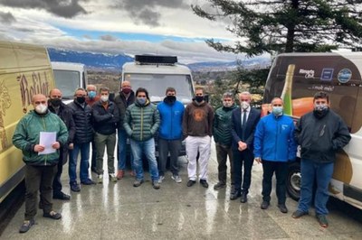 Concentració de professionals de la distribució a Puigcerdà, amb la presència de l'alcalde Albert Piñeira (Foto: ACN)