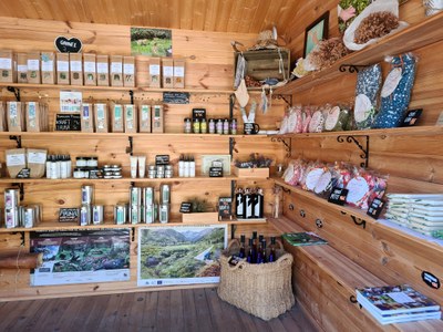 Interior de la botiga d'Herbes de l'Alt Pirineu, a Araós (Foto: ACN)