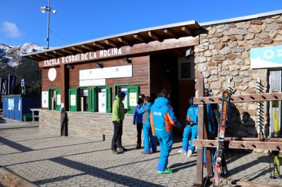 L'Escola d'Esquí de la Molina, aquest dijous passat, amb els monitors pendents de reprendre l'activitat (Foto: ACN)