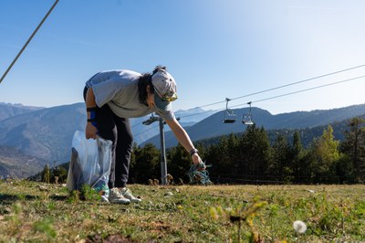 Jornada de neteja a Espot, una de les estacions de muntanya de Pirineu365 (Foto: ACN)