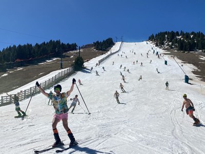 Baixada en banyador per cloure la temporada a Masella, aquest diumenge passat (Foto: Masella)