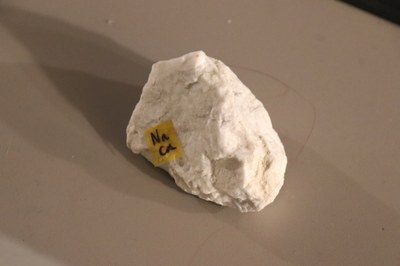 Una mostra de mineral del grup dels feldespats, que s'utilitzarà a La Molina per a la nova tecnologia d'innivació (Foto: ACN)