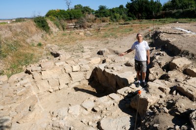 L'arqueòleg de la Universitat de Barcelona Ignasi Garcés mostra part de la torre romana de l'Hort del Cavaller a Isona, al Pallars Jussà (Foto: ACN)