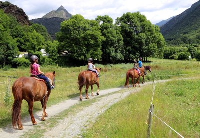 Sortida a cavall amb infants a la Vall de Cardós (Foto: ACN)