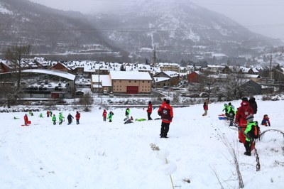 Infants juguen amb la neu a Esterri d'Àneu (Foto: ACN)