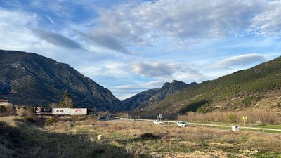 Terrenys on es construirà el polígon Vilansats d'Organyà, a l'entrada sud de la vila (Foto: ACN)
