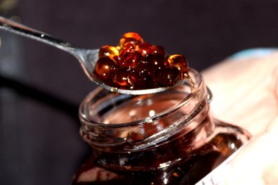 Primer pla d'una cullera plena de perles de ratafia (ACN)