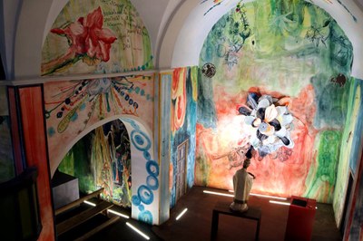 Acció artística de Santi Moix a l'església de Sant Víctor de Saurí (Foto: ACN)