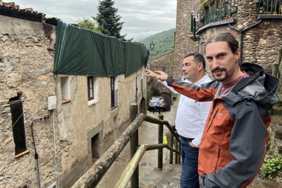 El primer tinent d'alcalde de l'Ajuntament de les Valls d'Aguilar, Joan Bullich, visitant amb el vicepresident de la Diputació de Lleida, Agustí Jiménez, alguns dels desperfectes ocasionats per la pedregada al municipi (Foto: ACN/Albert L. Cobo)