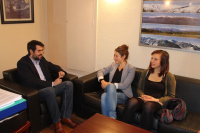 Albert Batalla amb les dues joves alemanyes (Foto: Ajuntament de la Seu)