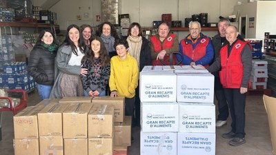 Lliurament dels aliments recollits per l'Escola Albert Vives amb el Tió Solidari