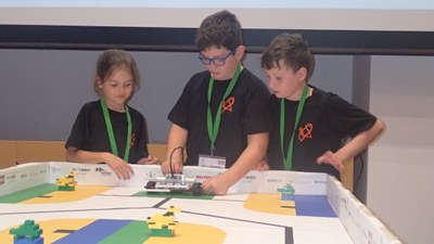 L'equip de l'Escola Albert Vives en un moment de la competició de robòtica (Foto: Escola Albert Vives)