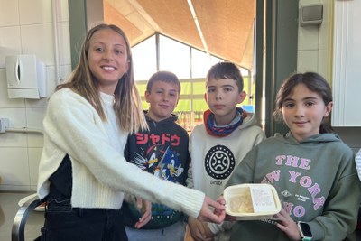Diversos alumnes de l'escola Mare de Déu de Talló de Bellver de Cerdanya mostrant una de les racions de menjar que es posen a la venda a la màquina expenedora (Foto: ACN/Albert L. Cobo)