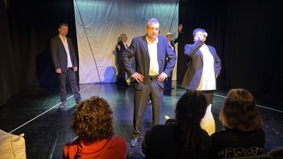 Assaig de l'obra de teatre 'Despesa', amb què s'estrenarà la sala l'Única a l'Escola de Teatre de la Seu (Foto: ACN)