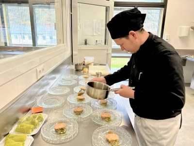 Preparació de plats al nou "restaurant pedagògic" de l'Escola d'Hostaleria de Sort (Foto: ACN)