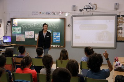 Taller sobre bioeconomia a alumnes de primària d'una escola de Sant Martí de Riucorb (Foto: ACN)