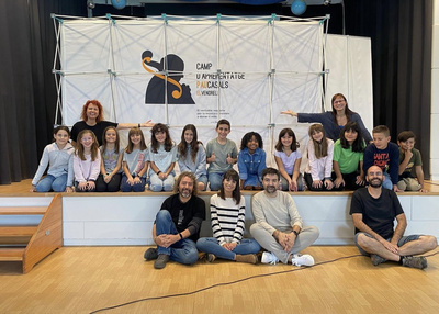 Alumnes de l'Escola Pau Claris que han participació a la gravació de la nadala 'El gran regal'
