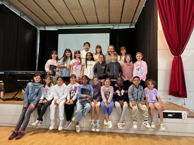 El grup Petit Taller de Cançons, amb alumnes de l'Escola Pau Claris