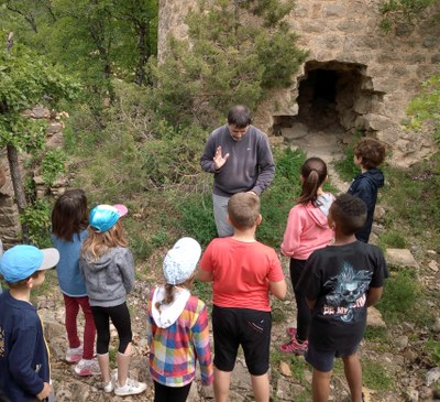 L'Escola Sant Climent de Coll de Nargó ha visitat la Torre de la Vila a Valldarques (Foto: Servei Educatiu Alt Urgell-Cerdanya)